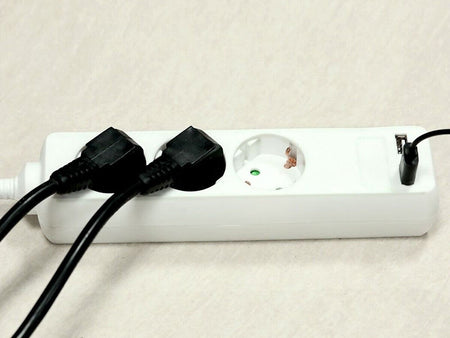 Multipresa Ciabatta Elettrica Con 2 USB e 3 Posti Schuko 10A Cavo Lungo 1,5