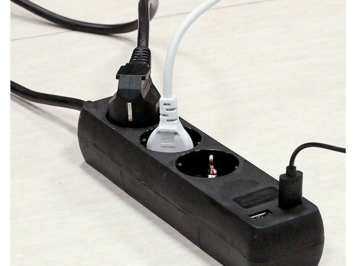 Multipresa Ciabatta Elettrica Con 2 USB e 3 Posti Schuko 10A Cavo Lunga 5 Metri