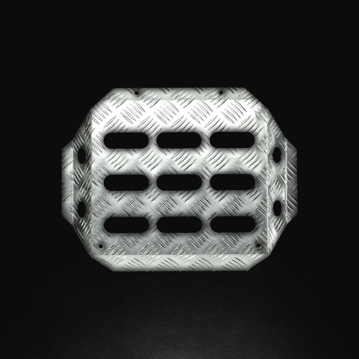 OA/2060 Pedana per navigatore in alluminio mandorlato. Dimensioni:335 x 300 mm.