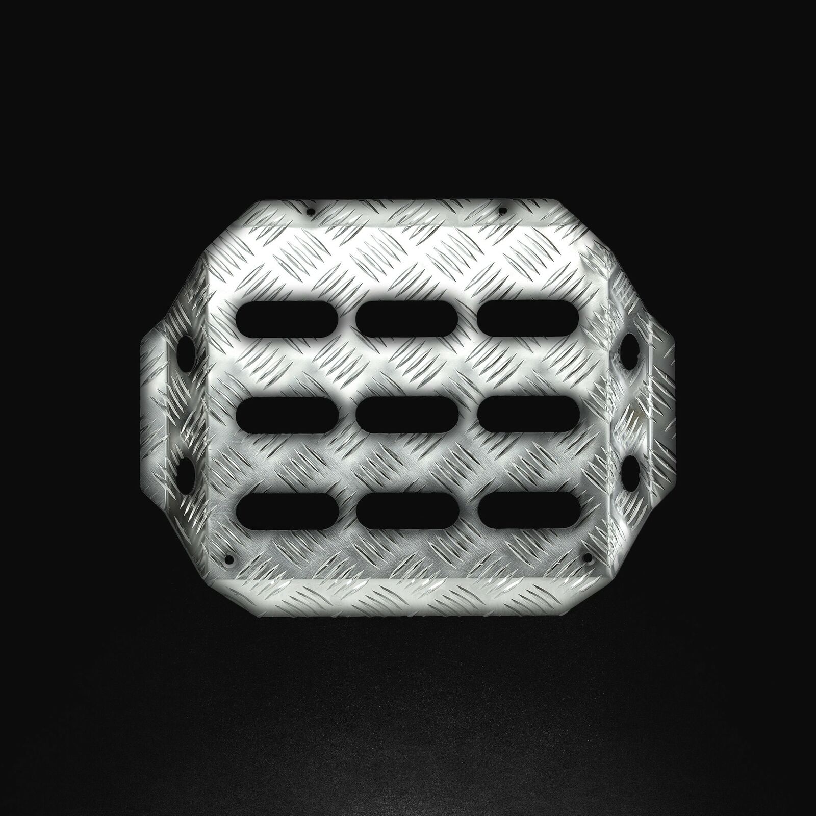 OA/2060 Pedana per navigatore in alluminio mandorlato. Dimensioni:335 x 300 mm.