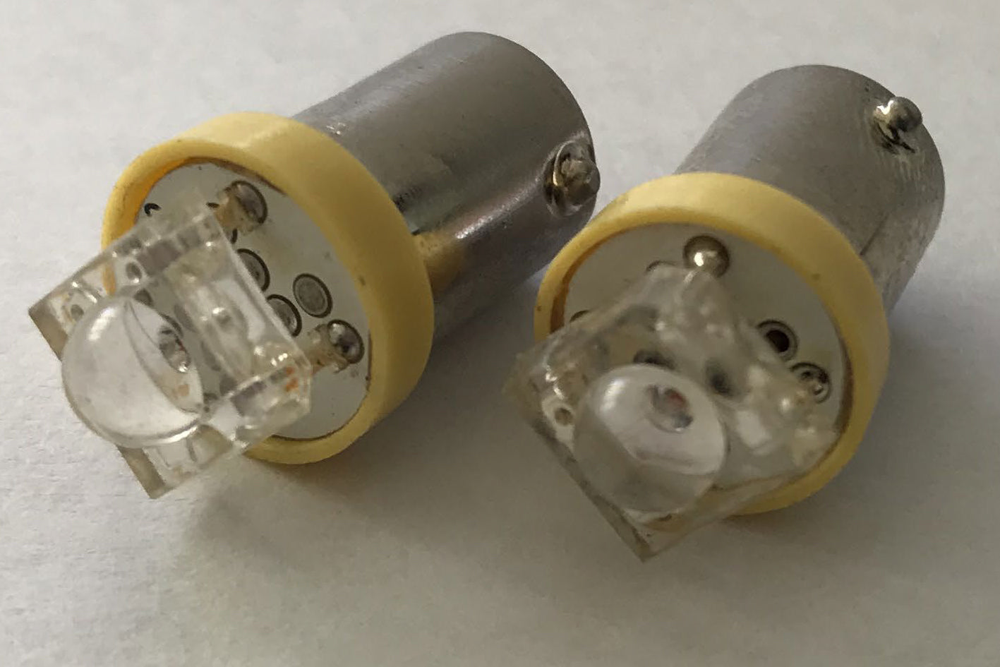 Coppia 2 Lampadine Led BA9S T4W Piedi Dritti Con 1 Colore Giallo 12V 0,2W <p>