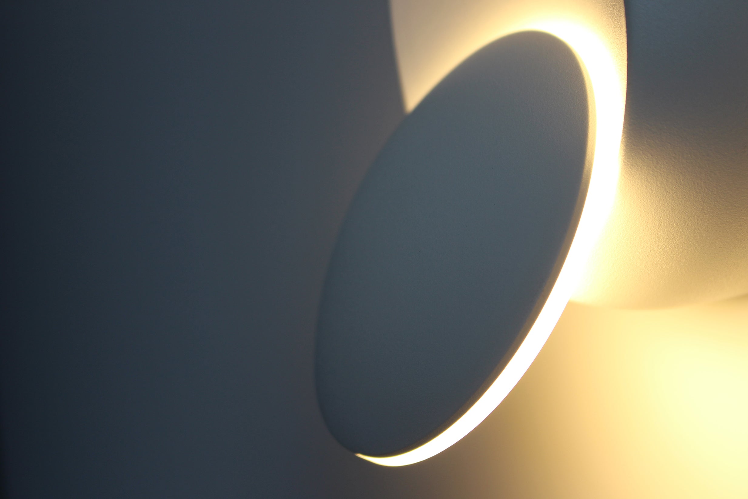 Applique Led Da Parete Celeste 5W Carcassa Bianca Rotondo Bianco Caldo 3000K